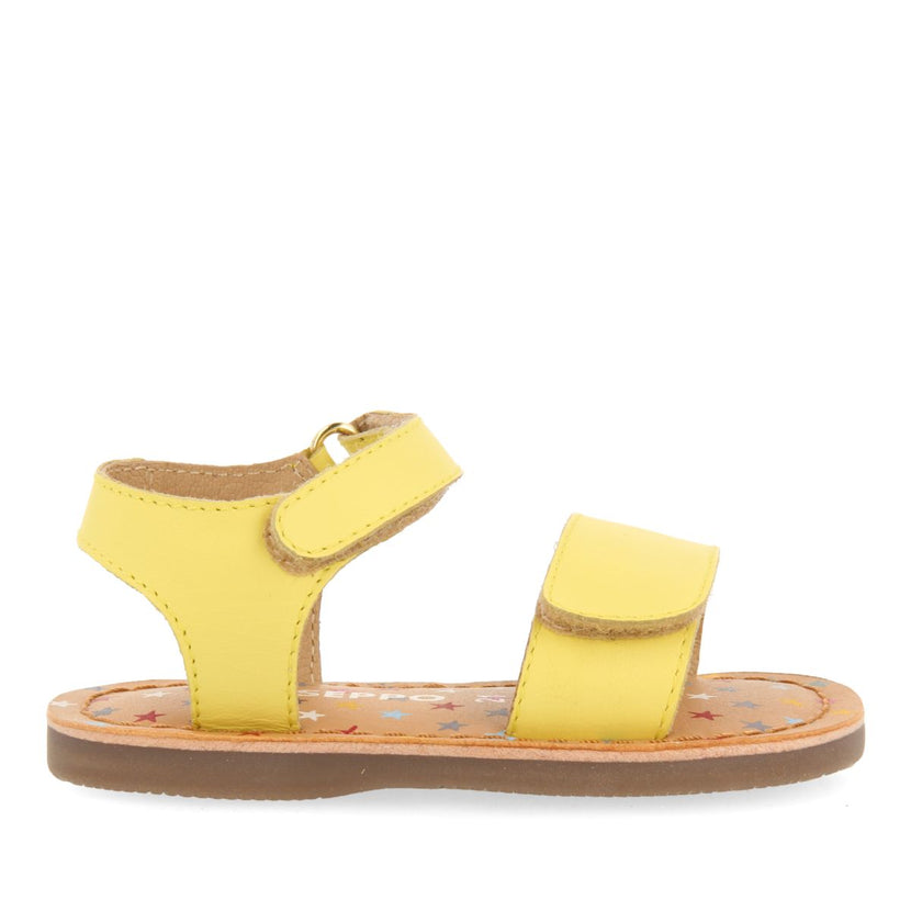 SANDALIAS AMARILLAS DE PIEL CON PRINT FANTASÍA PARA BEBÉ HIMARE