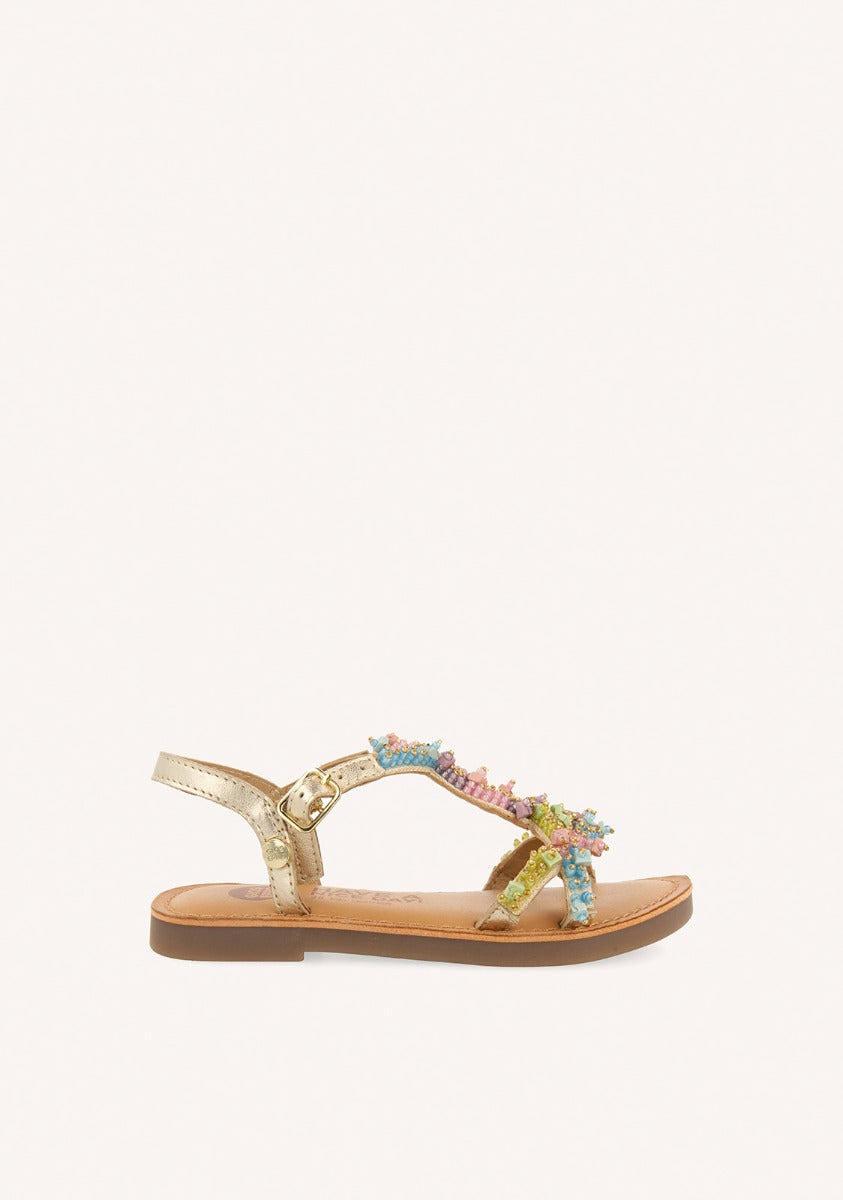 SANDALIAS DORADAS DE PIEL CON ADORNOS DE CUENTASMULTICOLOR PARA NIÑA Y NIÑO TICE