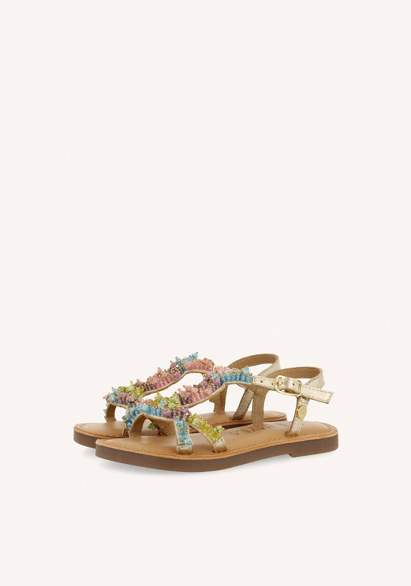 SANDALIAS DORADAS DE PIEL CON ADORNOS DE CUENTASMULTICOLOR PARA NIÑA Y NIÑO TICE