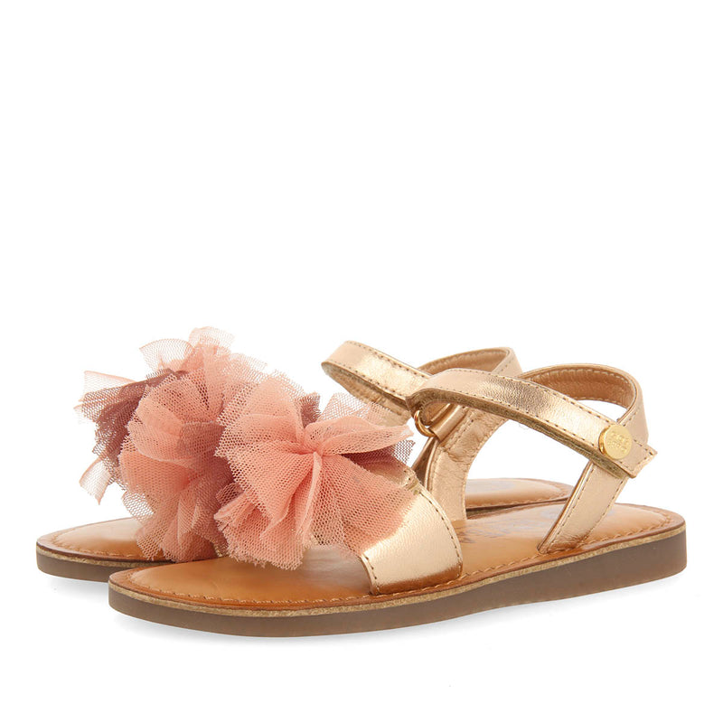 SANDALIAS COLOR ORO ROSA DE PIEL CON ADORNOS EN TUL MULTICOLOR PARA NIÑA Y NIÑO BICAJ