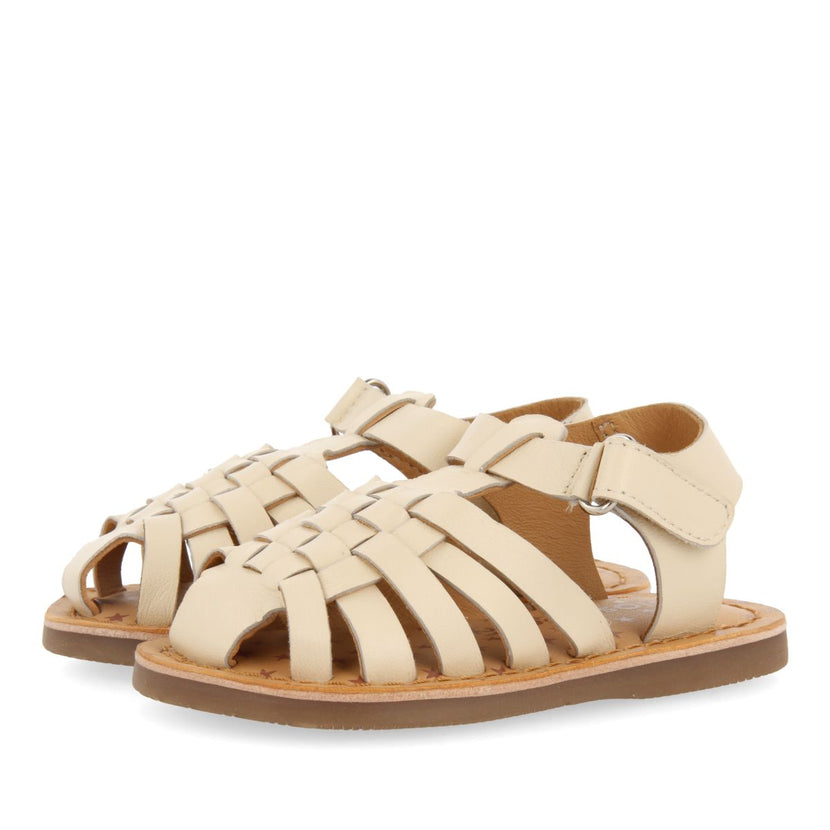 SANDALIAS COLOR OFF-WHITE DE PIEL ESTILO CANGREJERA PARA BEBÉ HARRAH