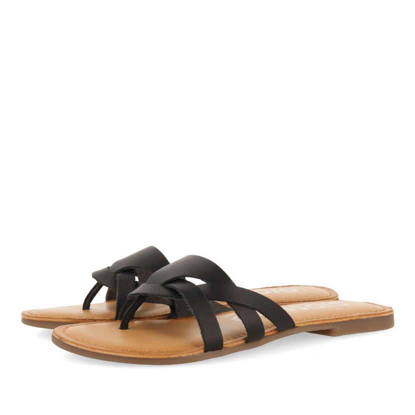 SANDALIAS COLOR NEGRO DE PIEL CON TIRAS PARA MUJER CAYUSE