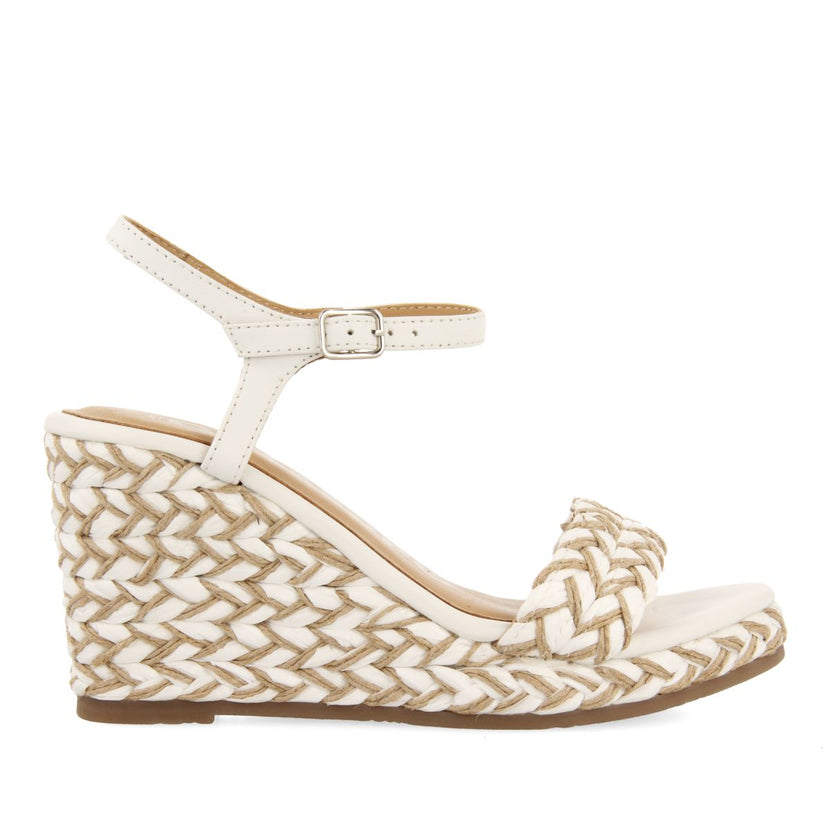 SANDALIAS BLANCAS Y COLOR NATURAL DE CUÑA ALTA CON TRENZADOS PARA MUJER TIGARD