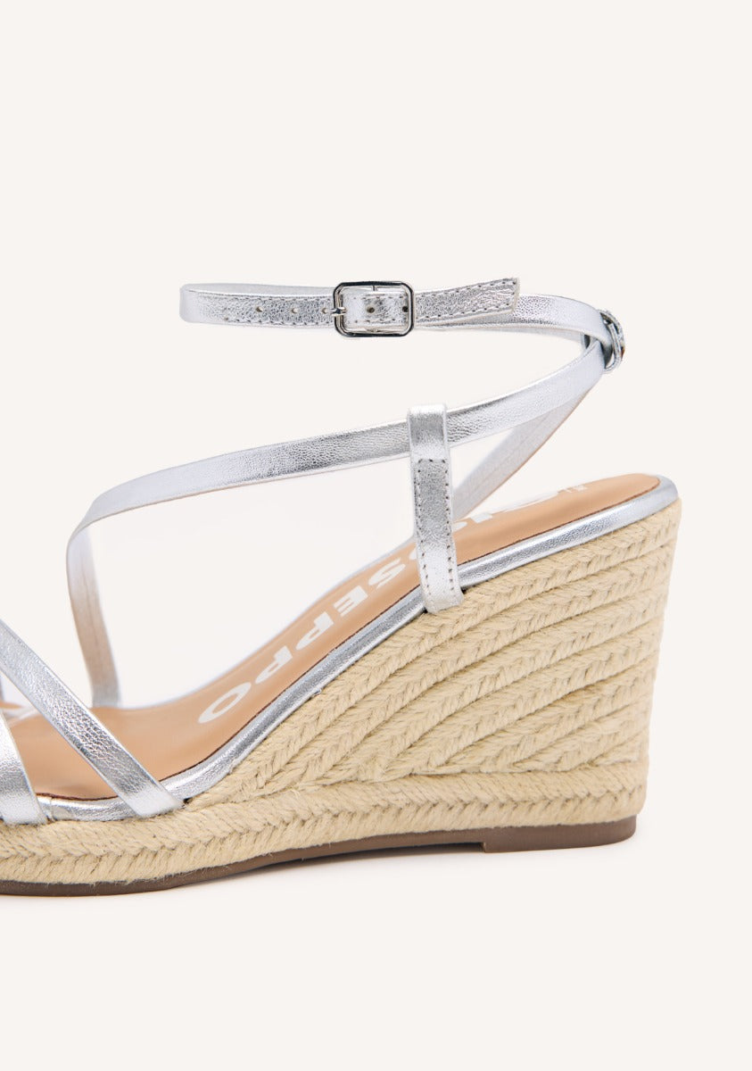 SANDALIAS PLATEADAS DE PIEL CON TIRAS Y CUÑA ALTA DE YUTE PARA MUJER ORIKUM