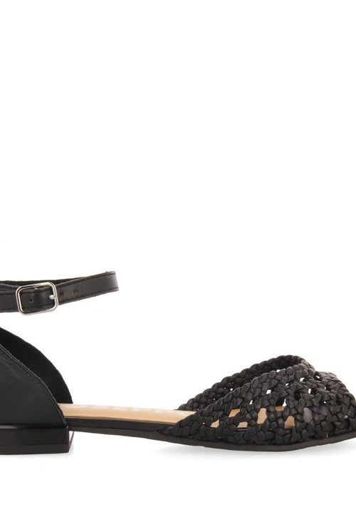 BAILARINAS NEGRAS DE PUNTA ABIERTA DE PIEL CON TRENZADOS Y CIERRE CON PULSERA PARA MUJER MAUPIN