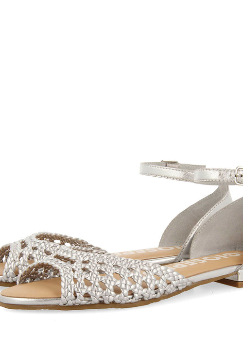 BAILARINAS PLATEADAS DE PUNTA ABIERTA DE PIEL CON TRENZADOS Y CIERRE CON PULSERA PARA MUJER MAUPIN