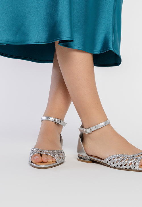 BAILARINAS PLATEADAS DE PUNTA ABIERTA DE PIEL CON TRENZADOS Y CIERRE CON PULSERA PARA MUJER MAUPIN