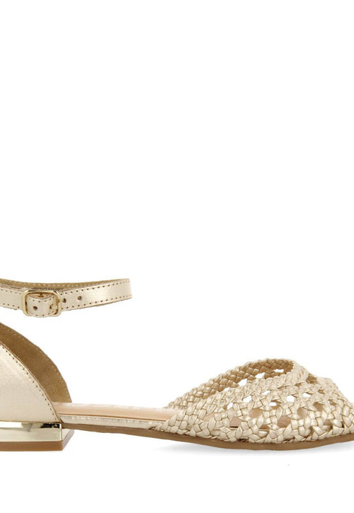 BAILARINAS COLOR PLATINO DE PUNTA ABIERTA DE PIEL CON TRENZADOS Y CIERRE CON PULSERA PARA MUJER MAUPIN