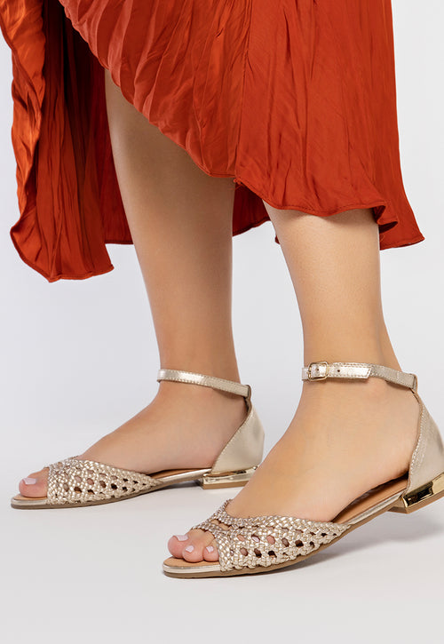 BAILARINAS COLOR PLATINO DE PUNTA ABIERTA DE PIEL CON TRENZADOS Y CIERRE CON PULSERA PARA MUJER MAUPIN