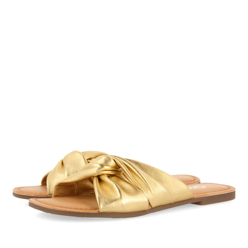 SANDALIAS ESTILO PALA DORADAS DE PIEL PARA MUJER AGIRA