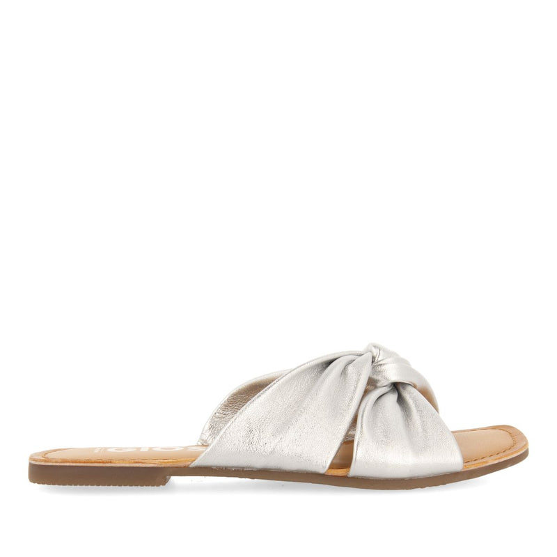 SANDALIAS ESTILO PALA PLATEADAS DE PIEL PARA MUJER AGIRA