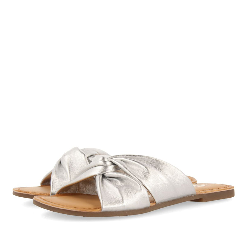 SANDALIAS ESTILO PALA PLATEADAS DE PIEL PARA MUJER AGIRA