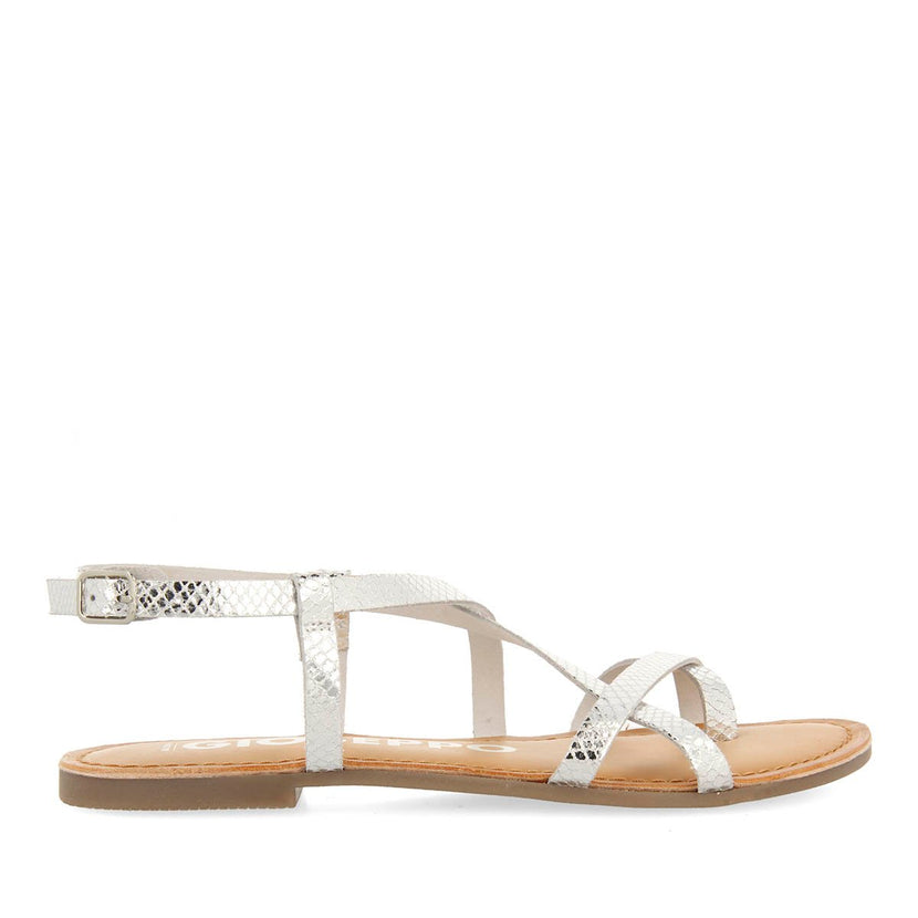 SANDALIAS PLATEADAS DE PIEL CON TIRAS FINAS PARA MUJER COURSAN