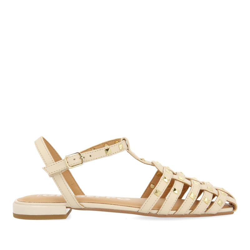 SANDALIAS ESTILO CANGREJERAS DE PIEL COLOR OFF-WHITE CON TACHAS PARA MUJER CANBY