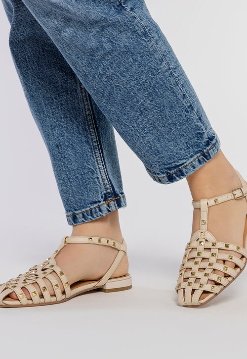 SANDALIAS ESTILO CANGREJERAS DE PIEL COLOR OFF-WHITE CON TACHAS PARA MUJER CANBY