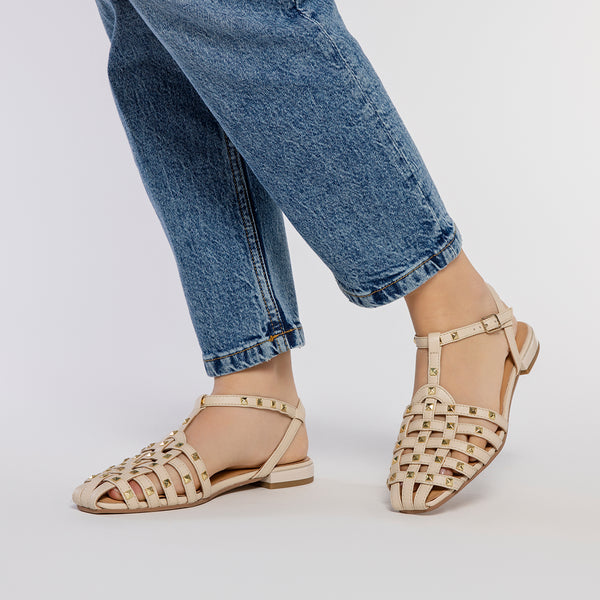 SANDALIAS ESTILO CANGREJERAS DE PIEL COLOR OFF-WHITE CON TACHAS PARA MUJER CANBY