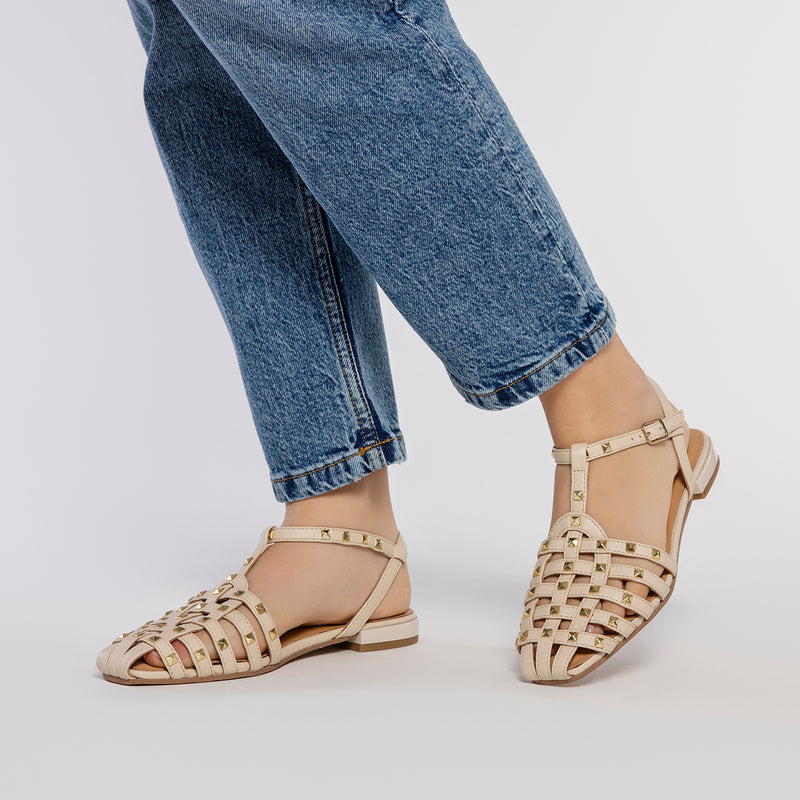SANDALIAS ESTILO CANGREJERAS DE PIEL COLOR OFF-WHITE CON TACHAS PARA MUJER CANBY
