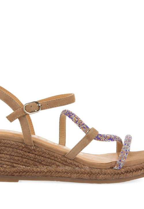 SANDÁLIAS TAUPE COM TIRAS COM CRISTAIS MULTICOLORIDOS E PLATAFORMA DE JUTA PARA MULHER TRESCO