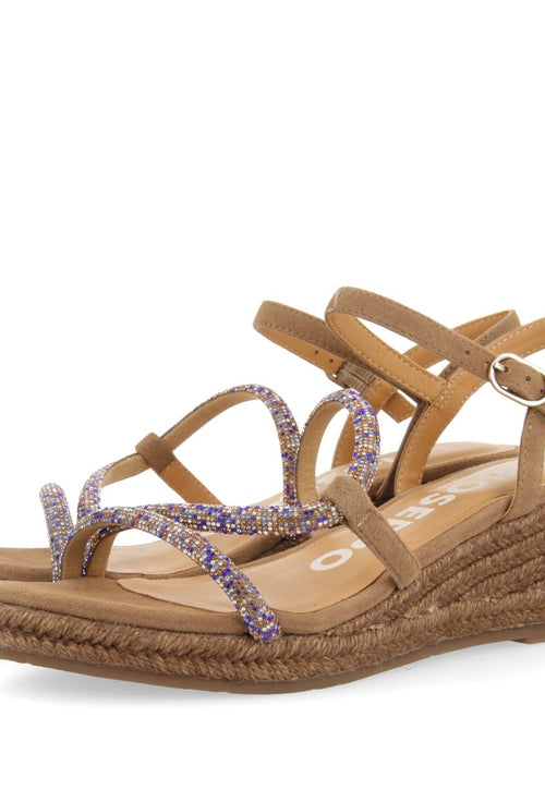 SANDÁLIAS TAUPE COM TIRAS COM CRISTAIS MULTICOLORIDOS E PLATAFORMA DE JUTA PARA MULHER TRESCO