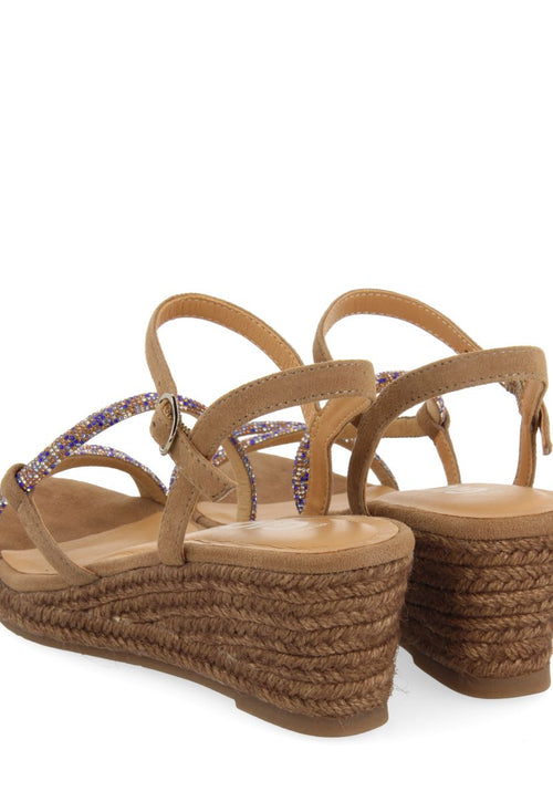 SANDÁLIAS TAUPE COM TIRAS COM CRISTAIS MULTICOLORIDOS E PLATAFORMA DE JUTA PARA MULHER TRESCO