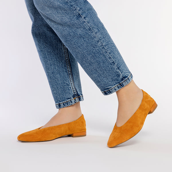 BAILARINAS DE PIEL COLOR NARANJA CON PUNTA FINA Y TALÓN FRUNCIDA PARA MUJER GAGEAC
