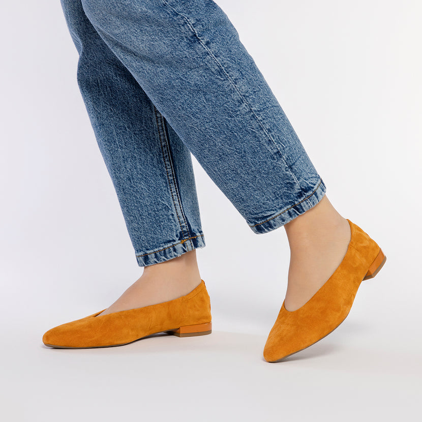 BAILARINAS DE PIEL COLOR NARANJA CON PUNTA FINA Y TALÓN FRUNCIDA PARA MUJER GAGEAC