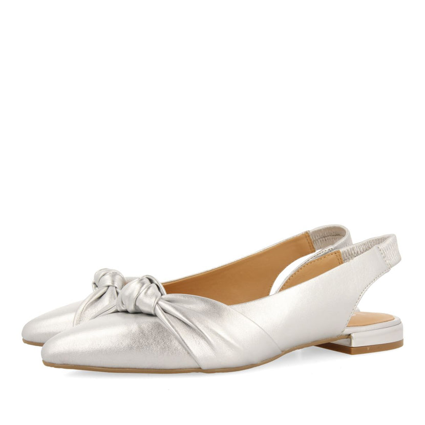 BAILARINAS DESTALONADAS DE PIEL COLOR PLATA CON DETALLE DE NUDO PARA MUJER IBALLE