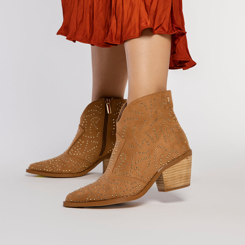 BOTINES CAMEL TIPO COWBOY CON ADORNO DE TACHAS PARA MUJER VALPOVO