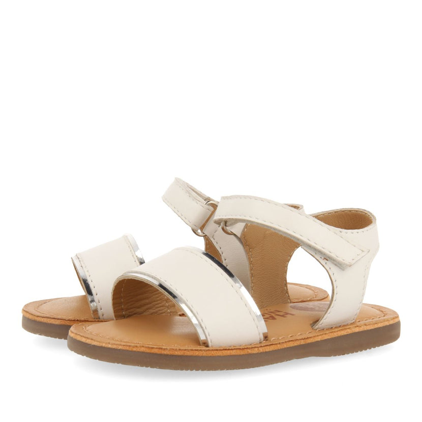SANDALIAS BLANCAS DE PIEL CON DETALLES METALIZADOS PARA BEBÉ ALIKO