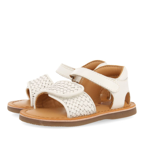 SANDALIAS BLANCAS DE PIEL CON PALA TRENZADA Y CIERRE AJUSTABLE PARA BEBÉ ATHENA