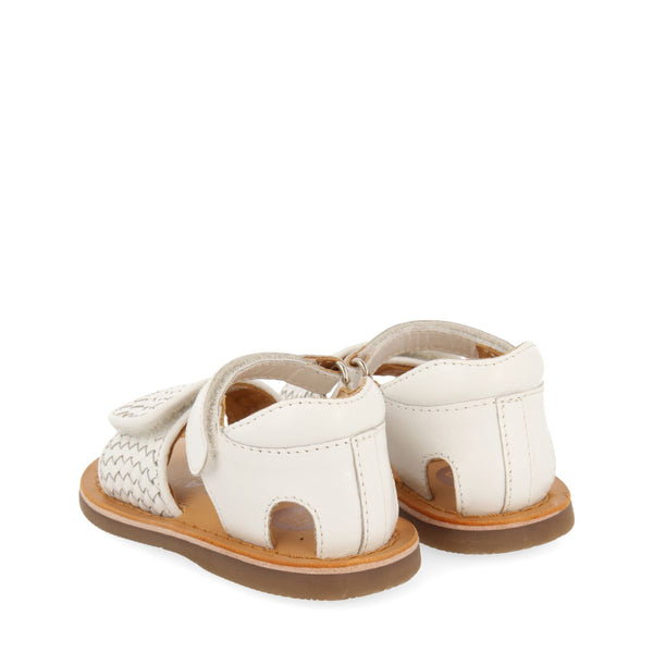 SANDALIAS BLANCAS DE PIEL CON PALA TRENZADA Y CIERRE AJUSTABLE PARA BEBÉ ATHENA