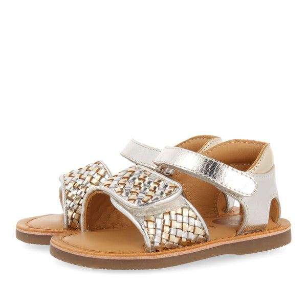 SANDALIAS DORADAS DE PIEL CON PALA TRENZADA Y CIERRE AJUSTABLE PARA BEBÉ ATHENA