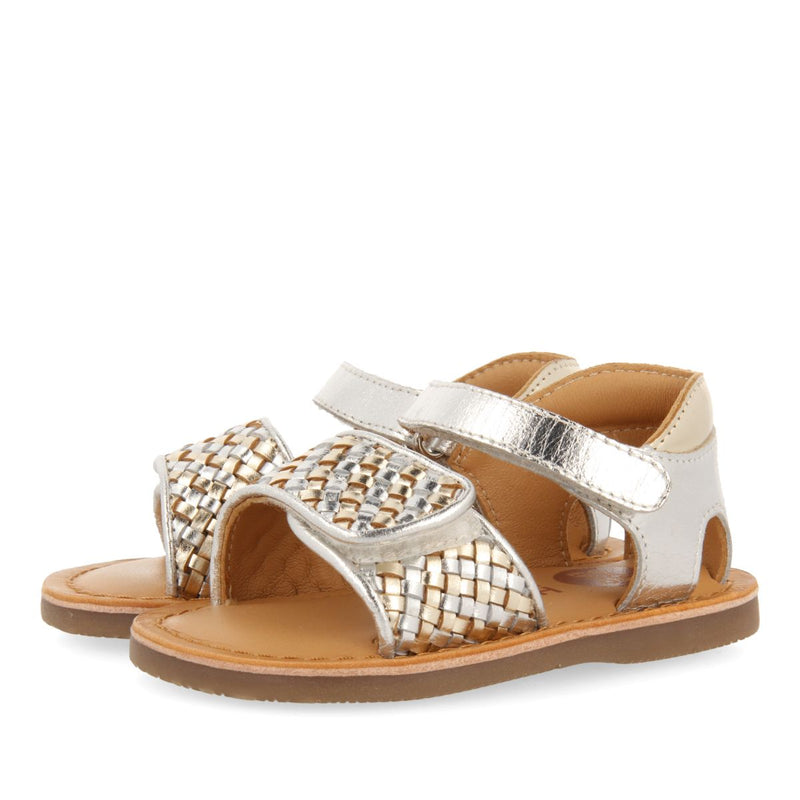 SANDALIAS DORADAS DE PIEL CON PALA TRENZADA Y CIERRE AJUSTABLE PARA BEBÉ ATHENA