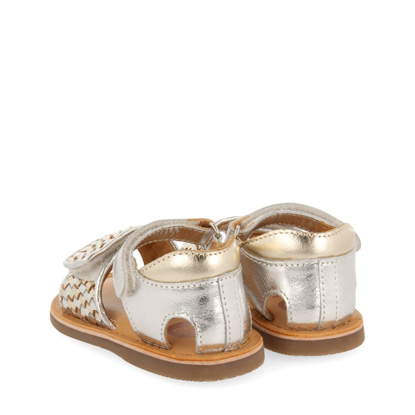 SANDALIAS DORADAS DE PIEL CON PALA TRENZADA Y CIERRE AJUSTABLE PARA BEBÉ ATHENA