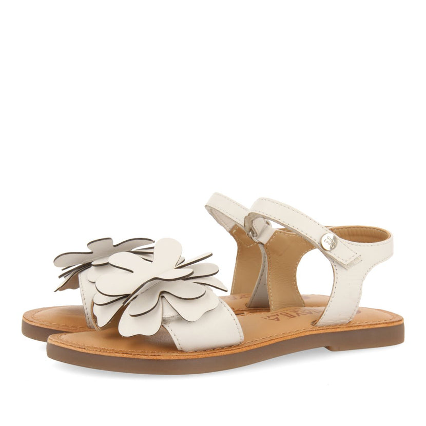 WHITE LEATHER SANDALS WITH FLOWER EMBELLISHMENT FOR GIRL AND BOY CRES