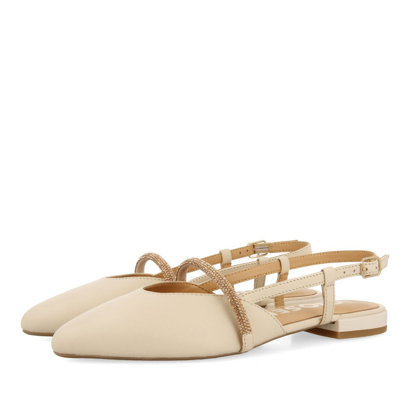 BAILARINAS OFF-WHITE DE PIEL DESTALONADAS CON DETALLE DE TIRA CON PEDRERÍA PARA MUJER GODRANO