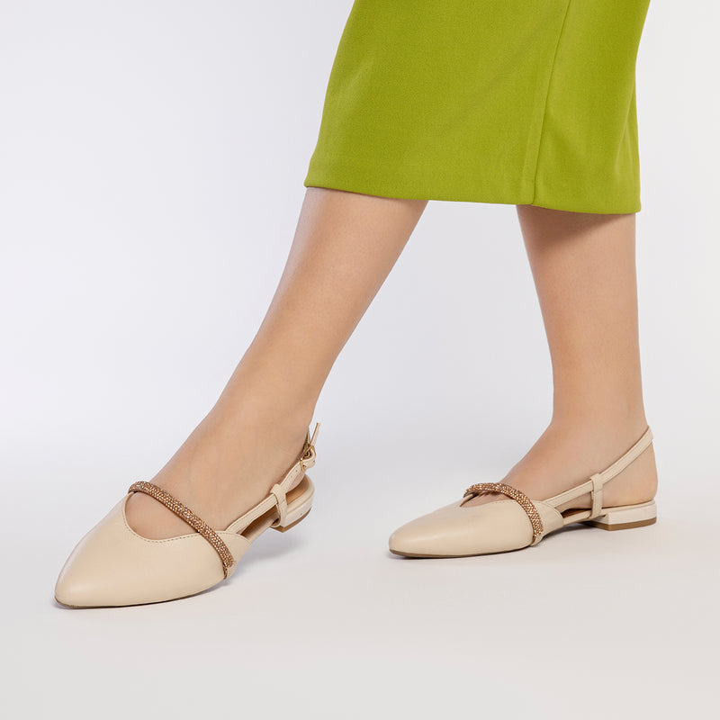 BAILARINAS OFF-WHITE DE PIEL DESTALONADAS CON DETALLE DE TIRA CON PEDRERÍA PARA MUJER GODRANO