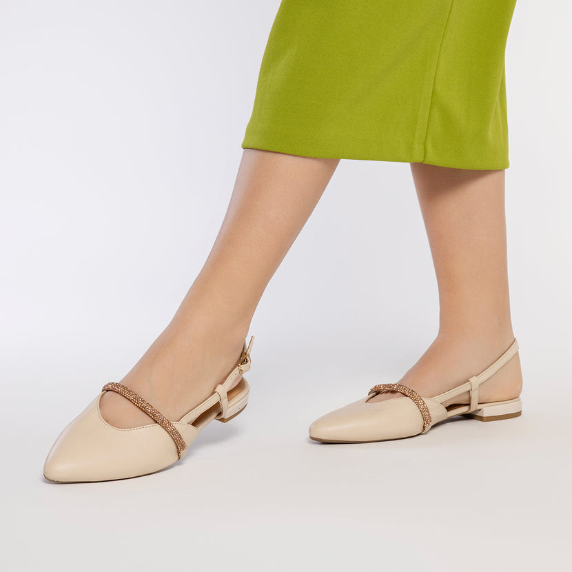 BAILARINAS OFF-WHITE DE PIEL DESTALONADAS CON DETALLE DE TIRA CON PEDRERÍA PARA MUJER GODRANO