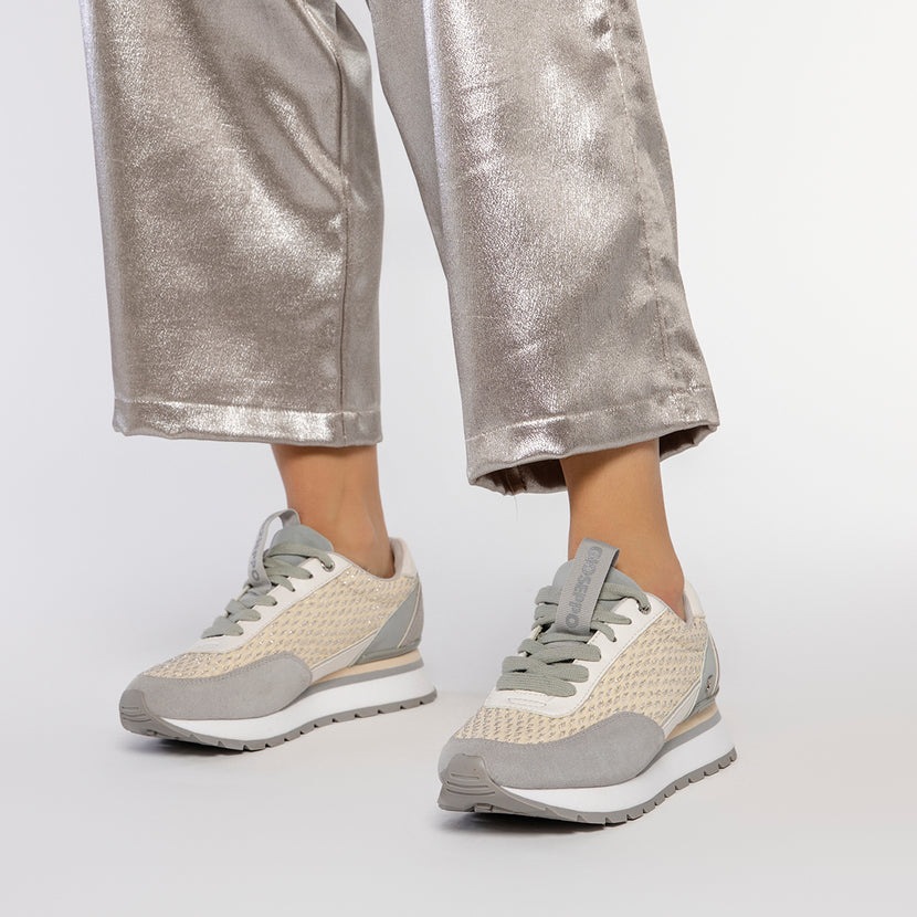 SNEAKERS PLATEADAS CON DETALLES TRENZADOS PARA MUJER GAGGI