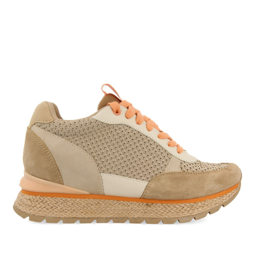 SNEAKERS BEIGE ESTILO MEDITERRÁNEO CON CUÑA INTERNA PARA MUJER KAJAN