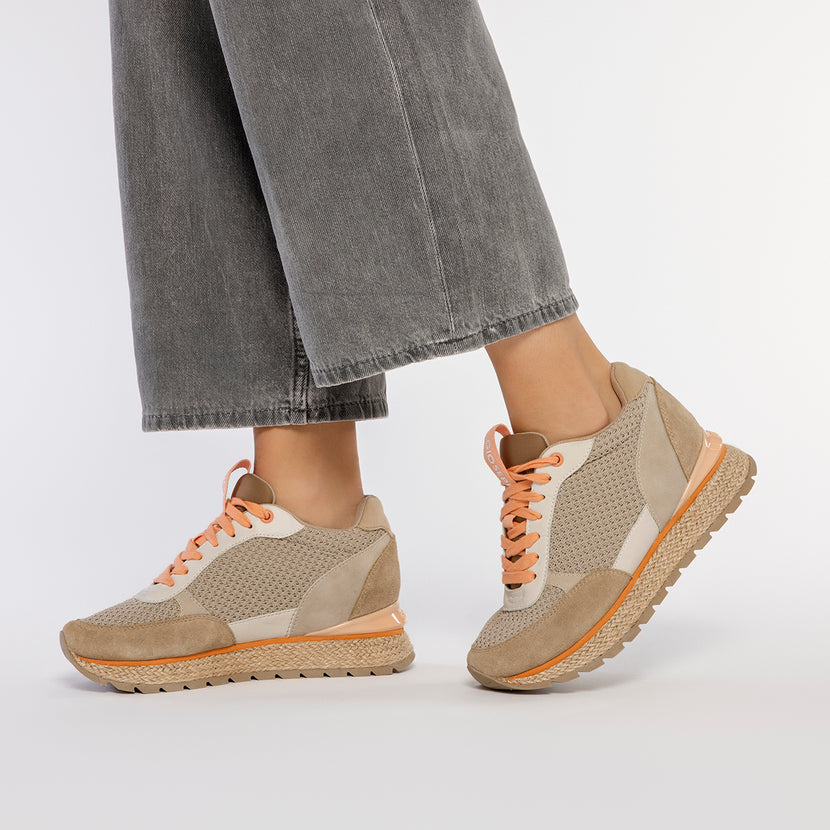SNEAKERS BEIGE ESTILO MEDITERRÁNEO CON CUÑA INTERNA PARA MUJER KAJAN