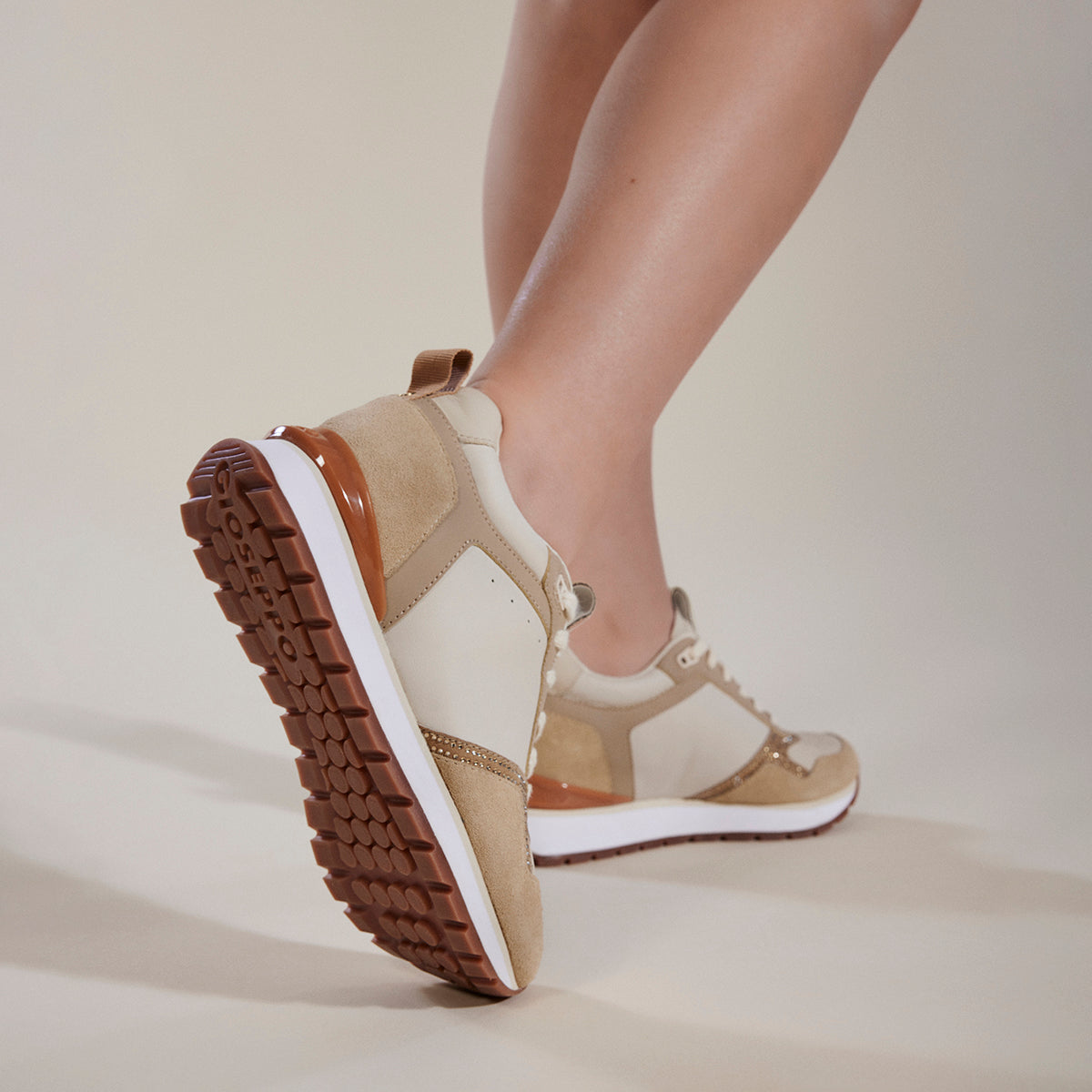 SNEAKERS NUDE CON DETALLE DE STRASS Y CUÑA INTERNA PARA MUJER DEBARY