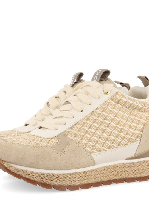 SNEAKERS BEIGE DE CUÑA INTERNA CON ESTAMPADO GEOMÉTRICO PARA MUJER PUKE