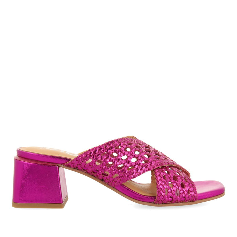SANDALIAS DESTALONADAS COLOR FUCSIA CON TRENZADOS PARA MUJER CLARCONA