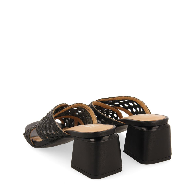 SANDALIAS DESTALONADAS COLOR NEGRO CON TRENZADOS PARA MUJER CLARCONA
