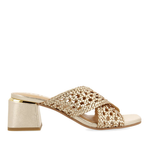 SANDALIAS DESTALONADAS COLOR PLATINO CON TRENZADOS PARA MUJER CLARCONA