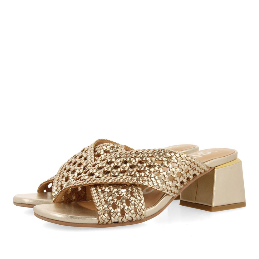 SANDALIAS DESTALONADAS COLOR PLATINO CON TRENZADOS PARA MUJER CLARCONA