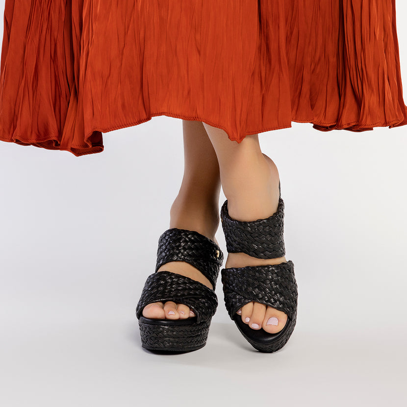 SANDALIAS ALTAS DE CUÑA COLOR NEGRO ESTILO MULE CON RAFIA PARA MUJER FRAZZANO