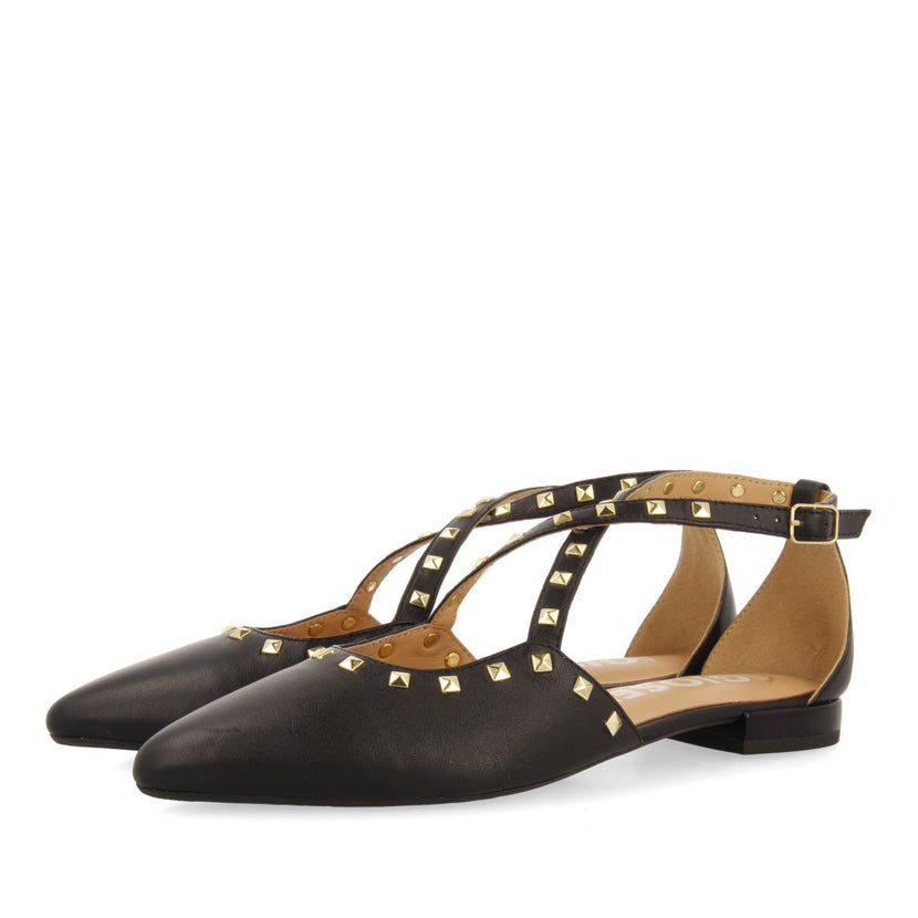 BAILARINAS DE PIEL COLOR NEGRO CON PUNTA FINA Y DETALLE DE TACHAS PARA MUJER GARCON