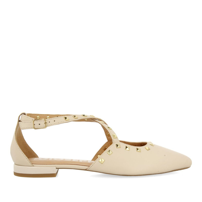 BAILARINAS DE PIEL COLOR OFF-WHITE CON PUNTA FINA Y DETALLE DE TACHAS PARA MUJER GARCON